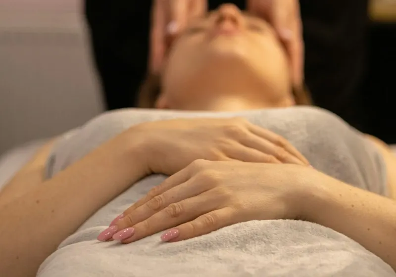 Mujer recibiendo un masaje facial rejuvenecedor